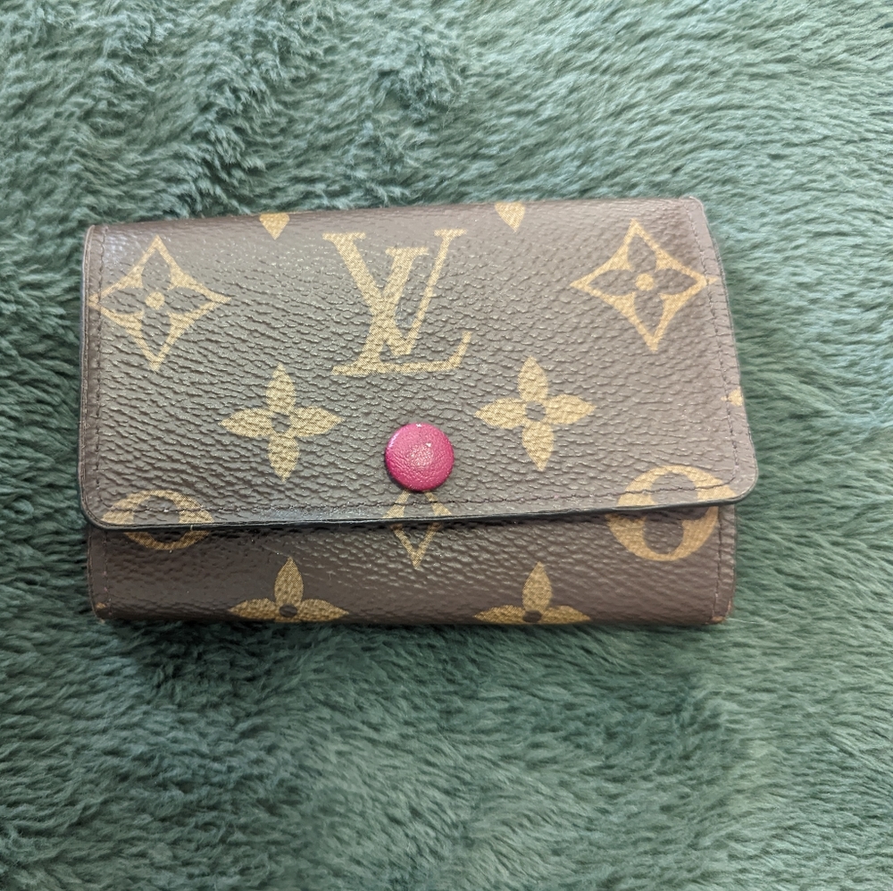 Authentic Louis Vuitton 6 Ring Keyholder